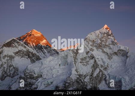 Letztes Licht über dem Mount Everest und den Nuptse Peaks vom Aussichtspunkt Kala Patthar im Himalaya in Nepal Stockfoto