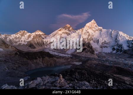 Dämmerung über dem Gipfel des Mount Everest vom Aussichtspunkt Kala Patthar im Himalaya in Nepal Stockfoto