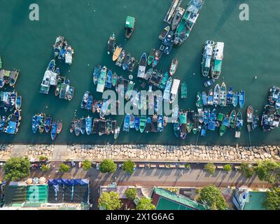 Cheung Chau, Hongkong: Von oben aus die Insel Cheung Chau, berühmt für ihren Fischerhafen und die Uferpromenade in Hongkong Stockfoto