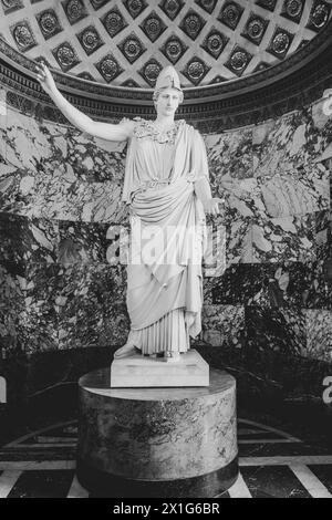 Die majestätische Statue Athena of Velletri steht hoch im Louvre und zeigt antike Kunst. Paris, Frankreich. Schwarzweißbild. Stockfoto