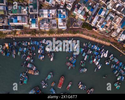 Cheung Chau, Hongkong: Von oben aus die Insel Cheung Chau, berühmt für ihr authentisches Dorf und den Fischerhafen in der Abenddämmerung Stockfoto