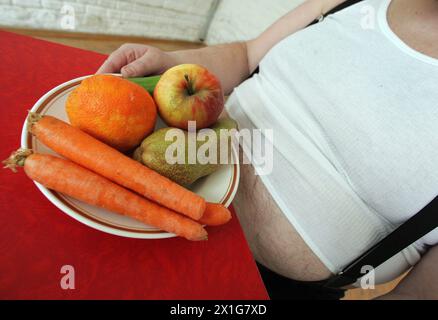 Feature - fettleibiger Mann und ein Teller mit Gemüse und Obst. - 20070305 PD4226 - Rechteinfo: Rechte verwaltet (RM) Stockfoto
