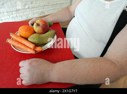 Feature - fettleibiger Mann und ein Teller mit Gemüse und Obst. - 20070305 PD4220 - Rechteinfo: Rights Managed (RM) Stockfoto