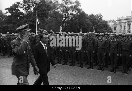 Am 24. Oktober 2008 starb der ehemalige Wiener Bürgermeister Helmut Zilk im Alter von 81 Jahren. Bild: Helmut Zilk (R.) und Militärkommandant Karl Majcen am Rathausplatz in Wien, am 16. Mai 1986. - 20081024 PD0234 - Rechteinfo: Rights Managed (RM) Stockfoto