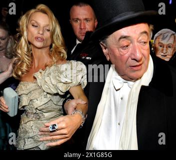 Wiener Opernball 19. Februar 2009: Die US-Schauspielerin Nicollette Sheridan (L) und der österreichische Geschäftsmann Richard Lugner (R) kommen am 19. Februar 2009 zum Opernball 2009 an der Wiener Staatsoper in Wien an. - 20090219 PD5656 - Rechteinfo: Rechte verwaltet (RM) Stockfoto