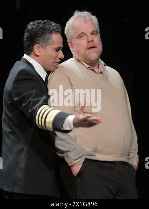 John Ortiz als „Othello“ und der US-amerikanische Schauspieler Philip Seymour Hoffman als „Iago“ während einer Fotoprobe einer neuen Inszenierung von Shakespeares „Othello“ im „Akzent Theater“ während der Wiener Festspiele am 12. Juni 2009. Die Uraufführung fand am 14. Juni 2009 statt. - 20090612 PD0997 - Rechteinfo: Rechte verwaltet (RM) Stockfoto