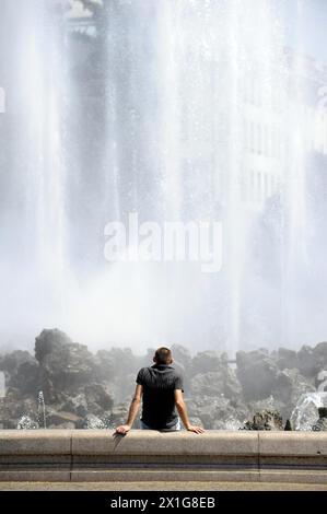 Sommer in Österreich 2009 - bei Temperaturen von 33 Grad sucht man am 22. Juli 2009 in der Nähe des Brunnens am Schwarzenberg Platz in Wien Erfrischung. - 20090722 PD0690 - Rechteinfo: Rechte verwaltet (RM) Stockfoto