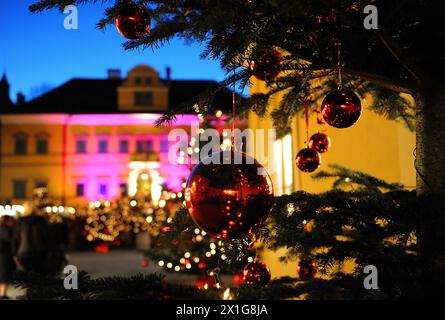 APA1565038-2 - 26112009 - SALZBURG - Österreich: Feature - festliche Atmosphäre auf dem Weihnachtsmarkt vor Schloss Hellbrunn am Mittwoch, 25. November 2009.APA-FOTO: BARBARA GINDL - 20091125 PD2573 - Rechteinfo: Rights Managed (RM) Stockfoto