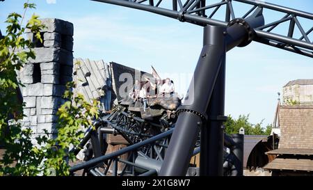 Junge Leute haben Spaß auf einer Fahrt mit der Achterbahn „Taron“ im Themenbereich „Klugheim“ im Freizeitpark „Phantasialand“ Stockfoto