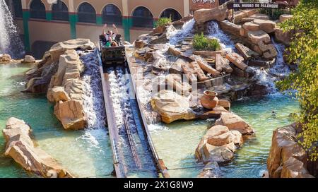 Die Leute haben Spaß auf der „Chiapas“-Wasserfahrt im Themenbereich „Mexiko“ im Vergnügungspark „Phantasialand“ Stockfoto