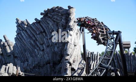 Junge Leute haben Spaß auf einer Fahrt mit der Achterbahn „Taron“ im Themenbereich „Klugheim“ im Freizeitpark „Phantasialand“ Stockfoto