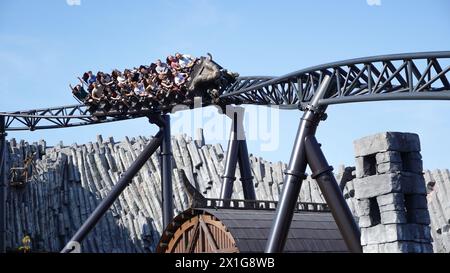 Junge Leute haben Spaß auf einer Fahrt mit der Achterbahn „Taron“ im Themenbereich „Klugheim“ im Freizeitpark „Phantasialand“ Stockfoto