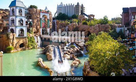 Junge Leute haben Spaß auf der „Chiapas“ Wasserfahrt im Themenbereich „Mexiko“ im Vergnügungspark „Phantasialand“. Das Boot rast mit dem Wasser Stockfoto