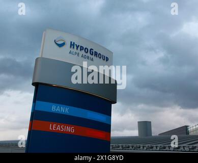 APA2099983-2 - 29032010 - KLAGENFURT - Österreich: Dunkle Wolken über dem Hauptsitz der Hypo Alpe-Adria Bank in Klagenfurt am Sonntag, 28. März 2010. APA-FOTO: GERT EGGENBERGER - 20100326 PD2799 - Rechteinfo: Rights Managed (RM) Stockfoto