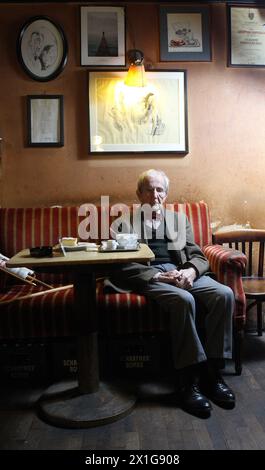Wien - Österreich: Café Hawelka Besitzer Leopold Hawelka in seinem Kaffeehaus im ersten Wiener Bezirk am Freitag, 2. April 2010. Am 11. April 2010 feiert er seinen 99. Geburtstag.APA-FOTO: GEORG HOCHMUTH - 20100406 PD0214 - Rechteinfo: Rights Managed (RM) Stockfoto