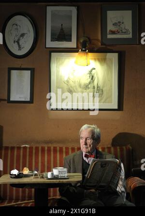 Wien - Österreich: Café Hawelka Besitzer Leopold Hawelka in seinem Kaffeehaus im ersten Wiener Bezirk am Freitag, 2. April 2010. Am 11. April 2010 feiert er seinen 99. Geburtstag.APA-FOTO: GEORG HOCHMUTH - 20100406 PD0230 - Rechteinfo: Rights Managed (RM) Stockfoto