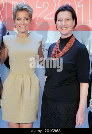 Wien - Österreich: Sylvie van der Vaart und Frauenministerin Gabriele Heinisch-Hosek anlässlich einer Pressekonferenz anlässlich des 4th Leading Ladies Award am Dienstag, den 8. Juni 2010 in Wien.APA-FOTO: GEORG HOCHMUTH - 20100608 PD1960 - Rechteinfo: Rights Managed (RM) Stockfoto