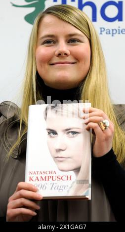 Die Österreicherin Natascha Kampusch präsentiert am 9. September 2010 ihre Autobiografie „3096 Days“ in der Buchhandlung „Thalia“ in Wien. Kampusch wurde im Alter von zehn Jahren entführt und über acht Jahre in einem Keller festgehalten. - 20100909 PD1486 - Rechteinfo: Rechte verwaltet (RM) Stockfoto