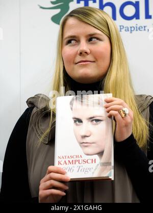 Die Österreicherin Natascha Kampusch präsentiert am 9. September 2010 ihre Autobiografie „3096 Days“ in der Buchhandlung „Thalia“ in Wien. Kampusch wurde im Alter von zehn Jahren entführt und über acht Jahre in einem Keller festgehalten. - 20100909 PD1422 - Rechteinfo: Rechte verwaltet (RM) Stockfoto