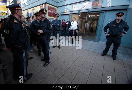 Die Österreicherin Natascha Kampusch präsentiert am 9. September 2010 ihre Autobiografie „3096 Days“ in der Buchhandlung „Thalia“ in Wien. Auf dem Bild: Polizisten und Wertpapiere vor dem Buchladen. Kampusch wurde im Alter von zehn Jahren entführt und über acht Jahre in einem Keller festgehalten. - 20100909 PD1492 - Rechteinfo: Rights Managed (RM) Stockfoto