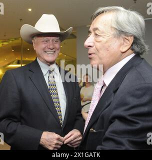 Veranstaltung '20 Jahre Lugner City' Einkaufszentrum in Wien am 27. September 2010. Im Bild: Schauspieler Larry Hagman, Richard Lugner. - 20100927 PD1898 - Rechteinfo: Rights Managed (RM) Stockfoto