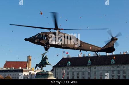 Österreich - 21. 10. 2010 - Vorbereitungen der Bundeswehr für die Parade am Nationalfeiertag am 26. Oktober 2010; im Bild: Hubschrauber der Bundeswehr - Blackhawk - landet auf dem Heldenplatz vor der Hofburg Wien. - 20101021 PD0255 - Rechteinfo: Rights Managed (RM) Stockfoto