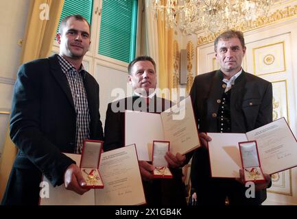 APA3103253 - 04112010 - WIEN - ÖSTERREICH: Von links nach rechts: die Austianischen Helfer Peter Lanschober, Johannes Pemberger und Heinrich Tilz wurden am 4. november 2010 für ihre Bemühungen bei der Rettung der chilenischen Bergleute in San Jose durch den österreichischen Bundeskanzler Werner Faymann mit dem goldenen Kreuz der Republik Österreich geehrt. APA-FOTO: GEORG HOCHMUTH - 20101104 PD10493 - Rechteinfo: Rights Managed (RM) Stockfoto