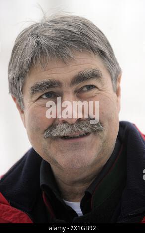 Kurt Kotrschal im Wolf Science Center (WSC) in Ernstbrunn, gefangen genommen am 22. Dezember 2010. Der Verhaltensbiologe Kurt Kotrschal (57) ist Österreichs „Wissenschaftler des Jahres 2010“. - 20101222 PD1961 - Rechteinfo: Rights Managed (RM) Stockfoto