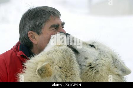 Kurt Kotrschal im Wolf Science Center (WSC) in Ernstbrunn, gefangen genommen am 22. Dezember 2010. Der Verhaltensbiologe Kurt Kotrschal (57) ist Österreichs „Wissenschaftler des Jahres 2010“. - 20101222 PD1974 - Rechteinfo: Rights Managed (RM) Stockfoto