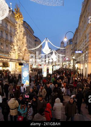 Silvester in Wien 2010/2011 - am 31. Dezember 2010 feiern die Menschen auf dem Silvesterpfad in der Wiener Innenstadt. - 20101231 PD0453 - Rechteinfo: Rights Managed (RM) Stockfoto