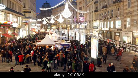 Silvester in Wien 2010/2011 - am 31. Dezember 2010 feiern die Menschen auf dem Silvesterpfad in der Wiener Innenstadt. - 20101231 PD0454 - Rechteinfo: Rights Managed (RM) Stockfoto