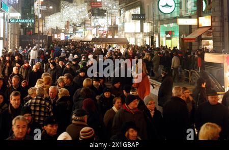 Silvester in Wien 2010/2011 - am 31. Dezember 2010 feiern die Menschen auf dem Silvesterpfad in der Wiener Innenstadt. - 20101231 PD0530 - Rechteinfo: Rechte verwaltet (RM) Stockfoto