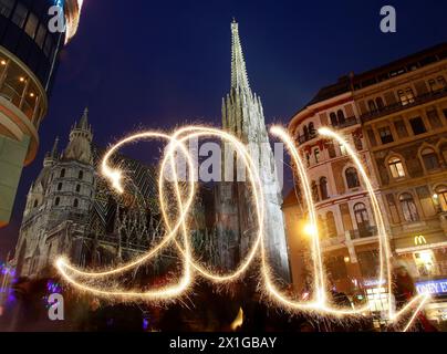 Silvester in Wien 2010/2011 - am 31. Dezember 2010 feiern die Menschen auf dem Silvesterpfad in der Wiener Innenstadt. - 20101231 PD0465 - Rechteinfo: Rights Managed (RM) Stockfoto