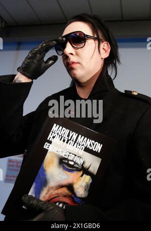 Die US-Sängerin Marilyn Manson posiert für ein Foto während eines Interviews mit der Österreichischen Presseagentur (APA) in Wien am 20. Januar 2011. Marilyn Manson hat Berichten zufolge als Gastrichter und Coach bei einer österreichischen Talentshow namens Helden von Morgen, die am 21. Januar 2011 in Österreich auf dem ORF ausgestrahlt wird, unter Vertrag genommen. - 20110120 PD2507 - Rechteinfo: Rechte verwaltet (RM) Stockfoto