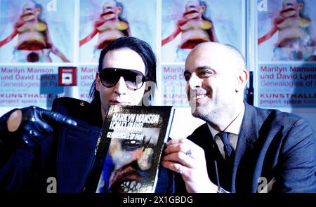 Die US-Sängerin Marilyn Manson und Gerald Matt, Direktor des Wiener Museums Kunsthalle, posierten für ein Foto während eines Interviews mit der Österreichischen Presseagentur (APA) in Wien am 20. Januar 2011. Marilyn Manson hat Berichten zufolge als Gastrichter und Coach bei einer österreichischen Talentshow namens Helden von Morgen, die am 21. Januar 2011 in Österreich auf dem ORF ausgestrahlt wird, unter Vertrag genommen. - 20110120 PD2560 - Rechteinfo: Rechte verwaltet (RM) Stockfoto