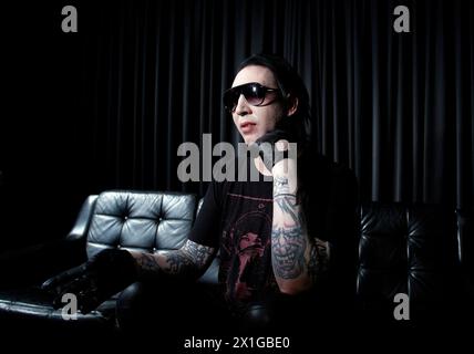 Die US-Sängerin Marilyn Manson posiert für ein Foto während eines Interviews mit der Österreichischen Presseagentur (APA) in Wien am 20. Januar 2011. Marilyn Manson hat Berichten zufolge als Gastrichter und Coach bei einer österreichischen Talentshow namens Helden von Morgen, die am 21. Januar 2011 in Österreich auf dem ORF ausgestrahlt wird, unter Vertrag genommen. - 20110120 PD2433 - Rechteinfo: Rechte verwaltet (RM) Stockfoto