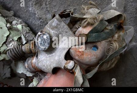 Impressionen aus der Stadt Pripyat, eine Geisterstadt in der Entfremdungszone in der Nähe des Kernkraftwerks Tschernobyl in der nördlichen Ukraine am 22. März 2011. Pripyat wurde 1970 gegründet, um Arbeiter für das nahe gelegene Kernkraftwerk Tschernobyl zu unterbringen, wurde aber 1986 nach der Katastrophe von Tschernobyl aufgegeben. Heute wurden die Hauptstraßen der Stadt dekontaminiert und es wurde zu einer Touristenattraktion. Im Bild: Verlassenes Gebäude - 20110322 PD8920 - Rechteinfo: Rights Managed (RM) Stockfoto