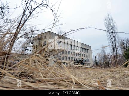 Impressionen aus der Stadt Pripyat, eine Geisterstadt in der Entfremdungszone in der Nähe des Kernkraftwerks Tschernobyl in der nördlichen Ukraine am 22. März 2011. Pripyat wurde 1970 gegründet, um Arbeiter für das nahe gelegene Kernkraftwerk Tschernobyl zu unterbringen, wurde aber 1986 nach der Katastrophe von Tschernobyl aufgegeben. Heute wurden die Hauptstraßen der Stadt dekontaminiert und es wurde zu einer Touristenattraktion. Im Bild: Verlassenes Gebäude - 20110322 PD8896 - Rechteinfo: Rights Managed (RM) Stockfoto