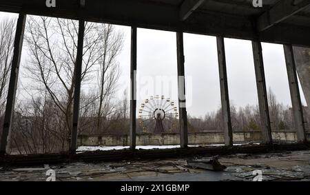 Impressionen aus der Stadt Pripyat, eine Geisterstadt in der Entfremdungszone in der Nähe des Kernkraftwerks Tschernobyl in der nördlichen Ukraine am 22. März 2011. Pripyat wurde 1970 gegründet, um Arbeiter für das nahe gelegene Kernkraftwerk Tschernobyl zu unterbringen, wurde aber 1986 nach der Katastrophe von Tschernobyl aufgegeben. Heute wurden die Hauptstraßen der Stadt dekontaminiert und es wurde zu einer Touristenattraktion. Im Bild: Riesenrad. - 20110322 PD8927 - Rechteinfo: Rights Managed (RM) Stockfoto