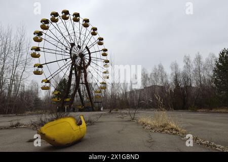 Impressionen aus der Stadt Pripyat, eine Geisterstadt in der Entfremdungszone in der Nähe des Kernkraftwerks Tschernobyl in der nördlichen Ukraine am 22. März 2011. Pripyat wurde 1970 gegründet, um Arbeiter für das nahe gelegene Kernkraftwerk Tschernobyl zu unterbringen, wurde aber 1986 nach der Katastrophe von Tschernobyl aufgegeben. Heute wurden die Hauptstraßen der Stadt dekontaminiert und es wurde zu einer Touristenattraktion. Im Bild: Riesenrad. - 20110322 PD8924 - Rechteinfo: Rights Managed (RM) Stockfoto