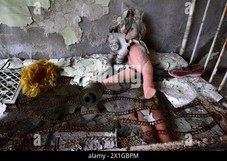 Impressionen aus der Stadt Pripyat, eine Geisterstadt in der Entfremdungszone in der Nähe des Kernkraftwerks Tschernobyl in der nördlichen Ukraine am 22. März 2011. Pripyat wurde 1970 gegründet, um Arbeiter für das nahe gelegene Kernkraftwerk Tschernobyl zu unterbringen, wurde aber 1986 nach der Katastrophe von Tschernobyl aufgegeben. Heute wurden die Hauptstraßen der Stadt dekontaminiert und es wurde zu einer Touristenattraktion. Im Bild: Ehemaliger Kindergarten. - 20110322 PD8929 - Rechteinfo: Rights Managed (RM) Stockfoto