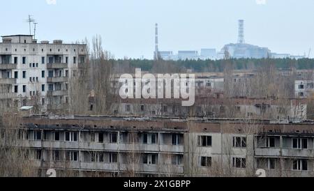Impressionen aus der Stadt Pripyat, eine Geisterstadt in der Entfremdungszone in der Nähe des Kernkraftwerks Tschernobyl in der nördlichen Ukraine am 22. März 2011. Pripyat wurde 1970 gegründet, um Arbeiter für das nahe gelegene Kernkraftwerk Tschernobyl zu unterbringen, wurde aber 1986 nach der Katastrophe von Tschernobyl aufgegeben. Heute wurden die Hauptstraßen der Stadt dekontaminiert und es wurde zu einer Touristenattraktion. In der Pciture: Reaktor 4 des Kraftwerks Tschernobyl aus Sicht von Pripyat. - 20110322 PD8968 - Rechteinfo: Rechte verwaltet (RM) Stockfoto