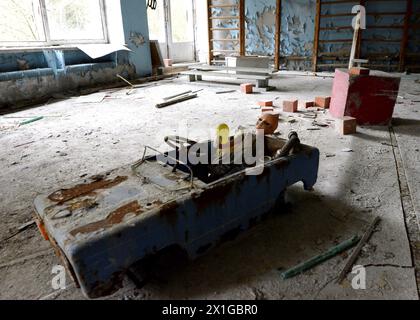 Impressionen aus der Stadt Pripyat, eine Geisterstadt in der Entfremdungszone in der Nähe des Kernkraftwerks Tschernobyl in der nördlichen Ukraine am 22. März 2011. Pripyat wurde 1970 gegründet, um Arbeiter für das nahe gelegene Kernkraftwerk Tschernobyl zu unterbringen, wurde aber 1986 nach der Katastrophe von Tschernobyl aufgegeben. Heute wurden die Hauptstraßen der Stadt dekontaminiert und es wurde zu einer Touristenattraktion. Im Bild: Ehemaliger Kindergarten. - 20110322 PD8946 - Rechteinfo: Rechte verwaltet (RM) Stockfoto