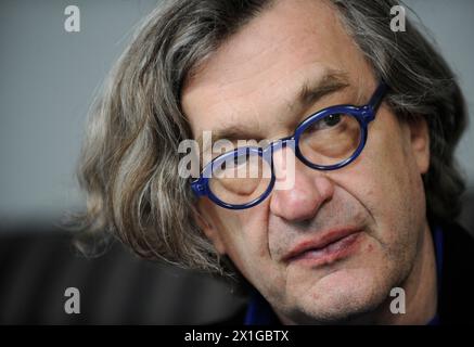 Österreich - deutscher Regisseur Wim Wenders im Interview mit der österreichischen Presseagentur APA in Wien am 29. März 2011. Er ist in Wien, um seinen neuen Film Pina zu präsentieren. - 20110329 PD0644 - Rechteinfo: Rechte verwaltet (RM) Stockfoto