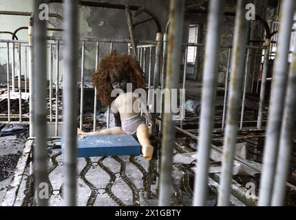 Impressionen aus der Stadt Pripyat, eine Geisterstadt in der Entfremdungszone in der Nähe des Kernkraftwerks Tschernobyl in der nördlichen Ukraine am 22. März 2011. Pripyat wurde 1970 gegründet, um Arbeiter für das nahe gelegene Kernkraftwerk Tschernobyl zu unterbringen, wurde aber 1986 nach der Katastrophe von Tschernobyl aufgegeben. Heute wurden die Hauptstraßen der Stadt dekontaminiert und es wurde zu einer Touristenattraktion. Im Bild: Ehemaliger Kindergarten. - 20110322 PD8930 - Rechteinfo: Rights Managed (RM) Stockfoto