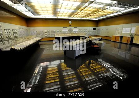 Kernkraftwerk Zwentendorf in Niederösterreich, abgefangen am 1. April 2011. Es war das erste Atomkraftwerk Österreichs, aber es wurde nie betrieben, da die Mehrheit der Österreicher dagegen stimmte. - 20110401 PD1221 - Rechteinfo: Rechte verwaltet (RM) Stockfoto
