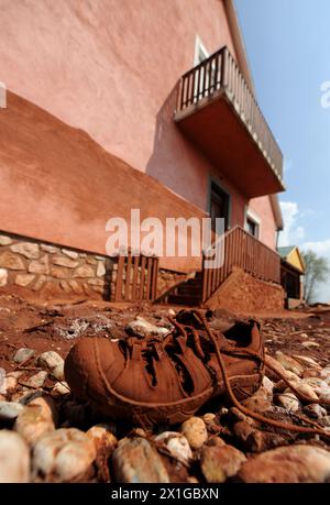 Eindrücke von Kolontar in Ungarn, ein halbes Jahr nach dem Ajka-Alumina-Schlamm, aufgenommen am 5. April 2011. Der Industrieunfall war eine der schlimmsten Umweltkatastrophen, bei dem der Staudamm eines Stausees zusammenbrach und rund 700.000 Kubikmeter giftiger Abwässer aus roten Schlammseen über eine Fläche von 40 Quadratkilometern ausliefen. - 20110405 PD3861 - Rechteinfo: Rights Managed (RM) Stockfoto