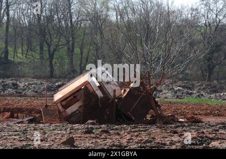 Eindrücke von Kolontar in Ungarn, ein halbes Jahr nach dem Ajka-Alumina-Schlamm, aufgenommen am 5. April 2011. Der Industrieunfall war eine der schlimmsten Umweltkatastrophen, bei dem der Staudamm eines Stausees zusammenbrach und rund 700.000 Kubikmeter giftiger Abwässer aus roten Schlammseen über eine Fläche von 40 Quadratkilometern ausliefen. - 20110405 PD3865 - Rechteinfo: Rechte verwaltet (RM) Stockfoto