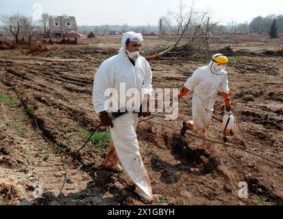 Eindrücke von Kolontar in Ungarn, ein halbes Jahr nach dem Ajka-Alumina-Schlamm, aufgenommen am 5. April 2011. Der Industrieunfall war eine der schlimmsten Umweltkatastrophen, bei dem der Staudamm eines Stausees zusammenbrach und rund 700.000 Kubikmeter giftiger Abwässer aus roten Schlammseen über eine Fläche von 40 Quadratkilometern ausliefen. - 20110405 PD3869 - Rechteinfo: Rechte verwaltet (RM) Stockfoto