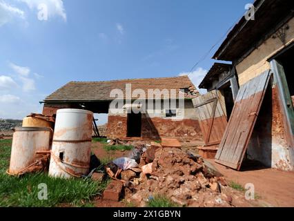 Eindrücke von Kolontar in Ungarn, ein halbes Jahr nach dem Ajka-Alumina-Schlamm, aufgenommen am 5. April 2011. Der Industrieunfall war eine der schlimmsten Umweltkatastrophen, bei dem der Staudamm eines Stausees zusammenbrach und rund 700.000 Kubikmeter giftiger Abwässer aus roten Schlammseen über eine Fläche von 40 Quadratkilometern ausliefen. - 20110405 PD3843 - Rechteinfo: Rechte verwaltet (RM) Stockfoto